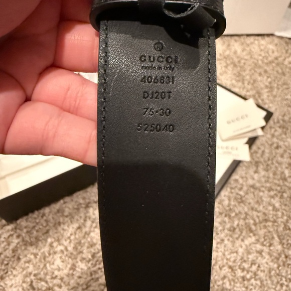 Gucci Women's Black Leather Belt with Gold GG Buckle - Picture 4 of 5
